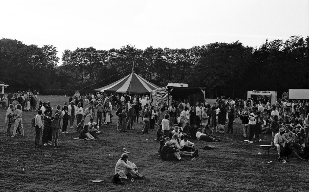 Sort-hvid arkivfoto fra den første Jelling Musikfestival i 1989 med publikum foran et stort cirkustelt