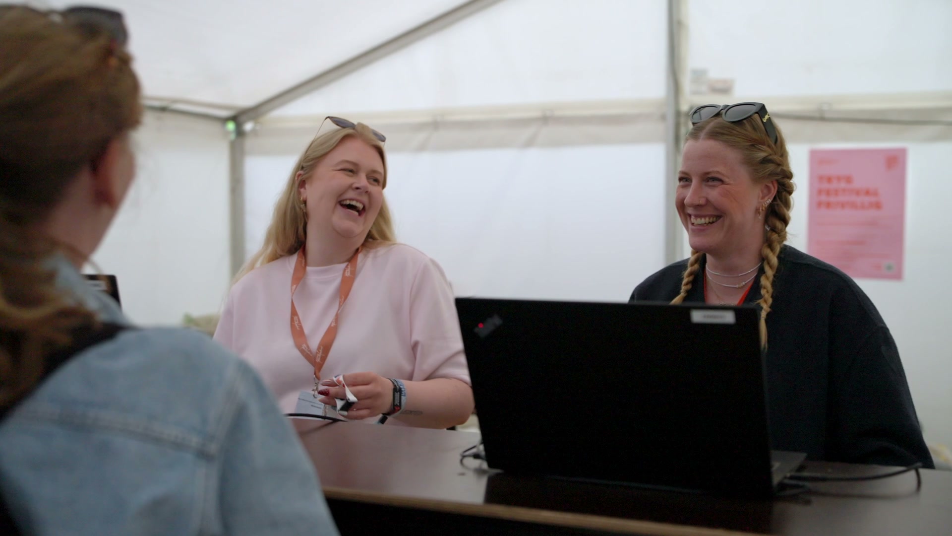 Jelling Musikfestival — frivillige bag laptop